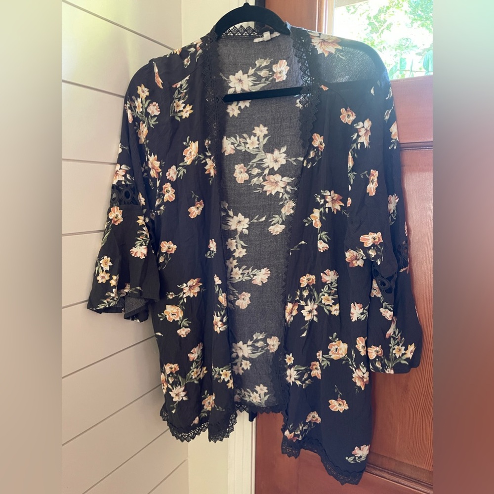 Maurice’s size 1 floral kimono